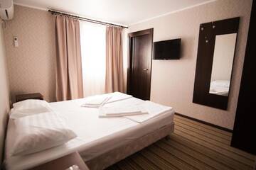 Фото номера Улучшенный двухместный номер с 1 кроватью Отель Hotel Capri г. Сухум 3