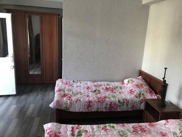 Фото номера Двухместный номер с 1 кроватью или 2 отдельными кроватями и дополнительной кроватью Гостевой дом Holidays In Sukhum г. Сухум 5