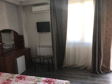 Фото номера Стандартный трехместный номер Гостевой дом Holidays In Sukhum г. Сухум 4