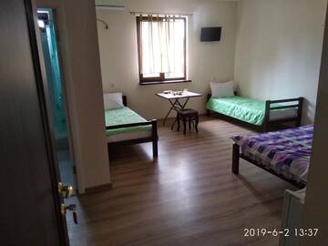 Фото номера Трехместный номер с ванной комнатой Гостевой дом Mercury Guest House г. Сухум 5