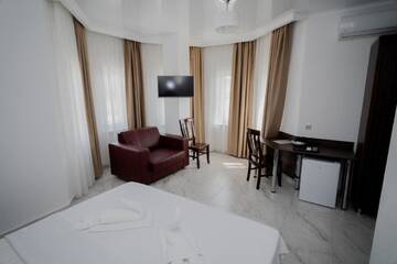 Фото номера Номер Делюкс с кроватью размера «king-size» Отель Hotel Samson г. Сухум 2
