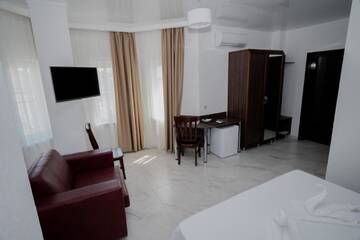 Фото номера Номер Делюкс с кроватью размера «king-size» Отель Hotel Samson г. Сухум 3