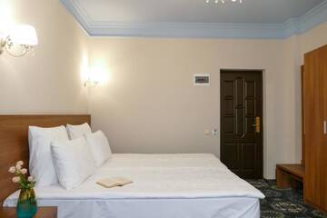 Фото номера Номер с кроватью размера «king-size» и балконом Отель Garuda Boutique Hotel г. Сухум 3