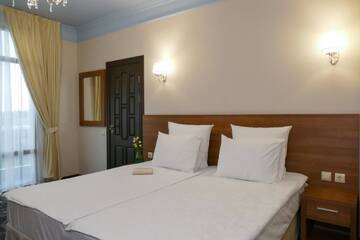 Фото номера Номер с кроватью размера «king-size» и балконом Отель Garuda Boutique Hotel г. Сухум 2